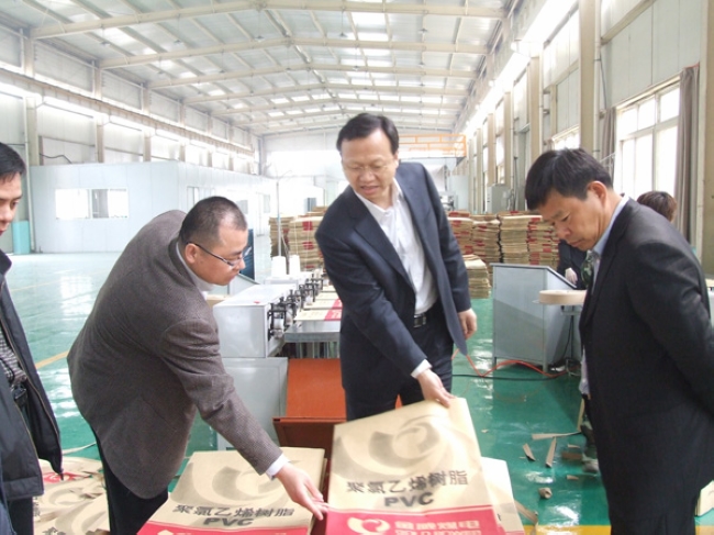 鲁泰煤业公司总经理李合军一行到人和经贸公司考察新上纸塑制袋项目