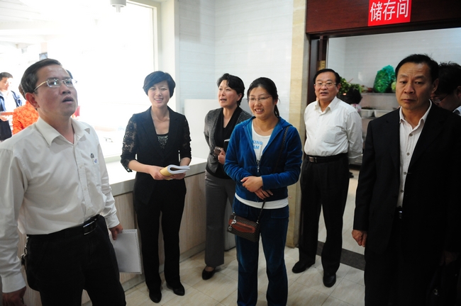 集团公司邀请市疾控中心领导及专家检查指导食堂餐饮安全工作