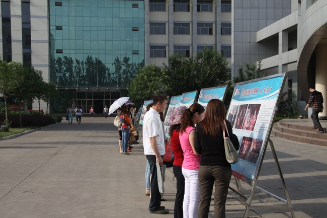 集团公司A级班组建设成果展受到花园煤矿职工青睐