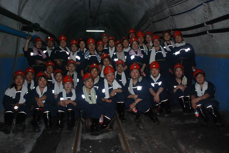 运河煤矿：组织矿嫂到采掘迎头“感受井下艰辛，情牵井下职工”亲情体验活动