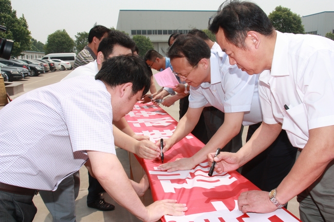 鲁泰煤业公司召开2012-2013年度冬春百日安全竞赛活动总结表彰暨安全生产月动员大会