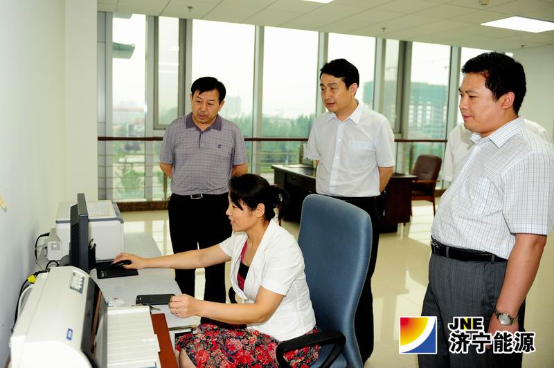 市档案局局长刘凡营一行到集团公司检查指导档案管理工作