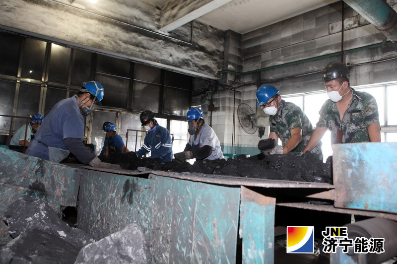 阳城煤矿工会组织机关后勤职工拣矸石活动“火热”开展