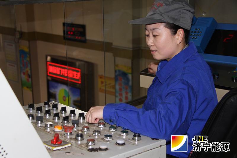 济宁市召开“巾帼建新功、共筑中国梦”巾帼先模事迹报告会，集团公司多个煤矿企业班组及个人获奖