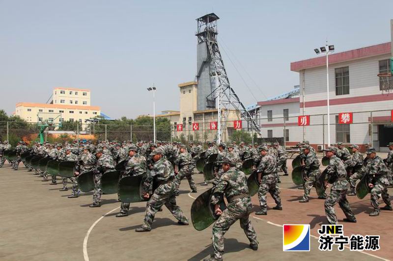 集团公司民兵应急连进行警棍盾牌操集训