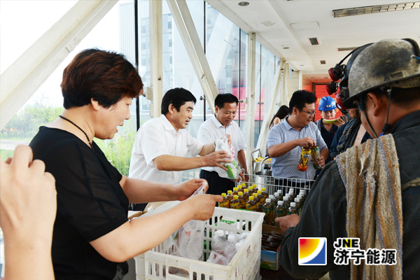 市总工会副主席赵胜莅临安居煤矿为一线职工送清凉