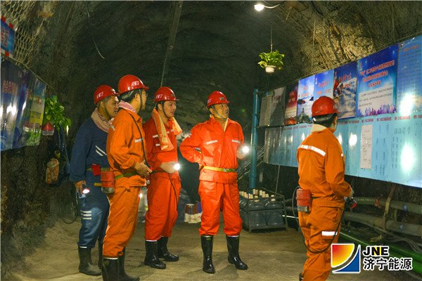 1538971021124663.jpg 2018年10月5日,张广宇到安居煤矿检查指导工作--井下工作面1(陈继德摄)_副本.jpg