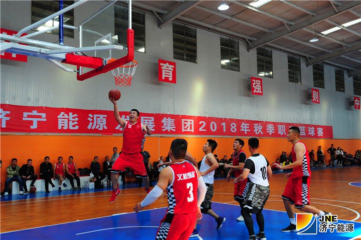 2018年10月13日，义桥煤矿篮球队斩获集团公司职工运动会篮球比赛七连冠。（董龙华）2.jpg