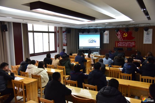 金源煤矿组织人员观看庆祝改革开放四十周年大会