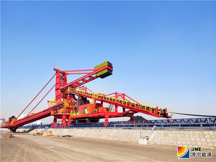2019年1月23日，济矿物流公司2#储煤场堆取料机安装完成（李西宁）.jpg