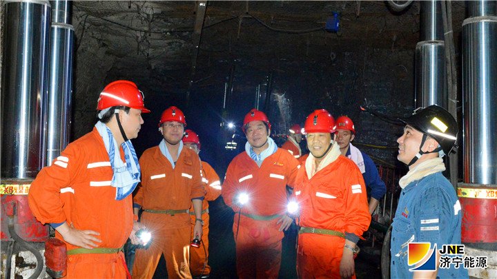 1556413536852889.jpg 2019年4月26日,集团公司党委副书记、总经理张广宇来到安居煤矿在井下现场_副本1.jpg