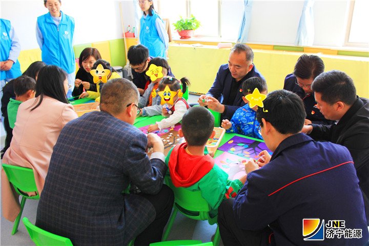 1556591890931810.jpg 2019年4月28日,集团机关党员志愿服务队走进儿童康复中心。3.jpg