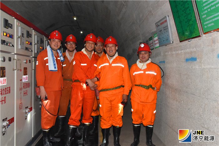 1559618755654384.jpg 2019年6月2日,上海旗升电气股份有限公司董事长綦联声一行到安居煤矿考察交流(周长龙摄)2.jpg