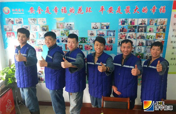 1565829164157496.jpg 2019年8月13日,阳城煤电打造“美丽阳城思政一品”--暖心行动为一线职工发放棉马甲.jpg