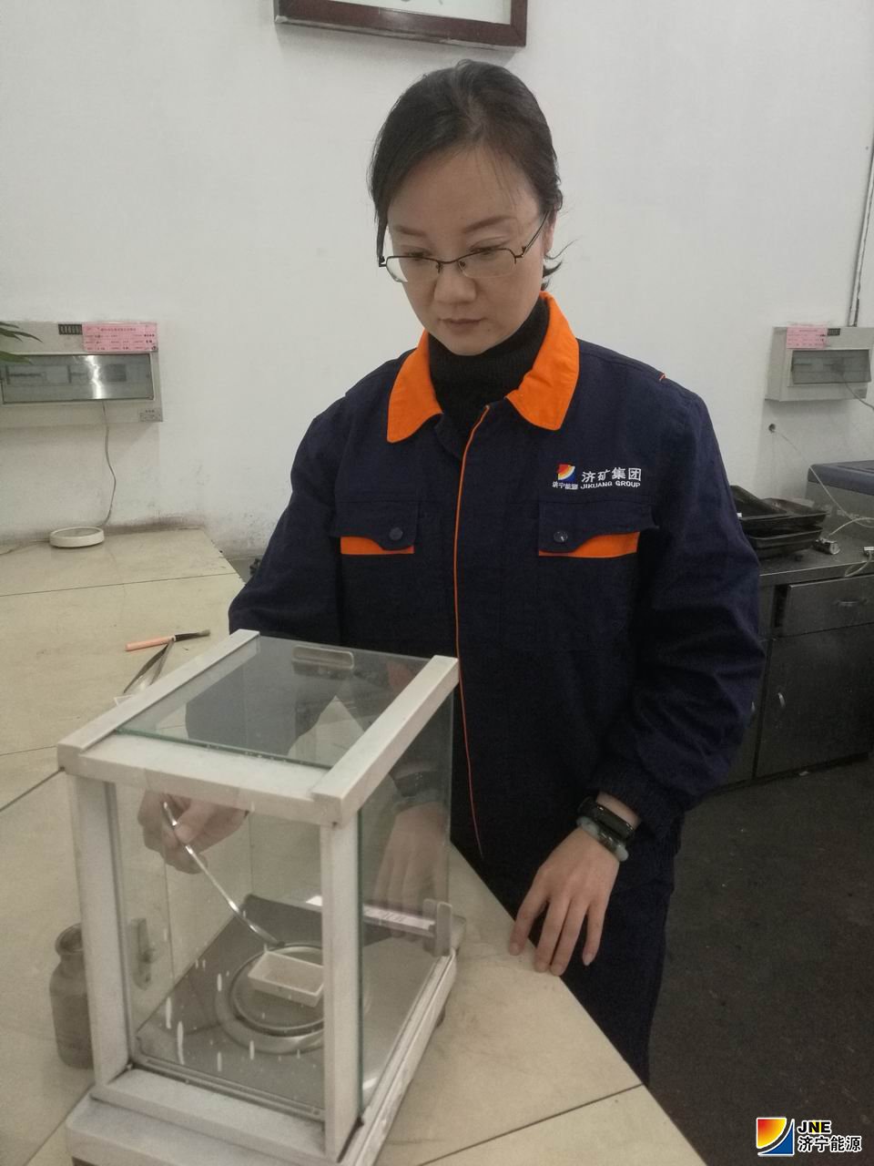 1572832844832880.jpg 2019年11月1日,爱岗敬业方显状元本色--集团公司技术比武煤质化验状元-国慧).jpg