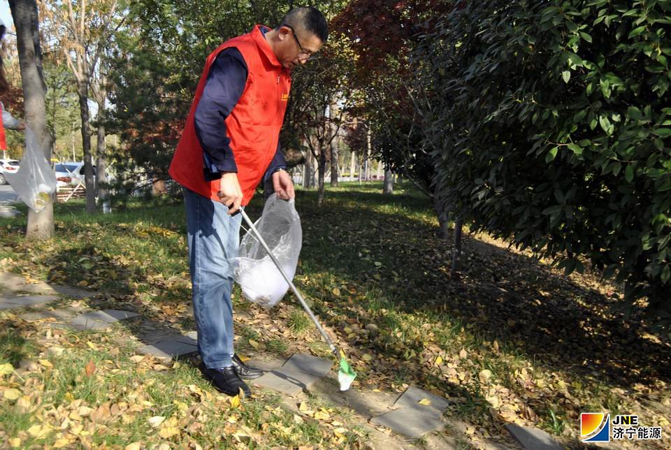 营销分公司-垃圾不落地 城市更美丽 营销党支部开展党员志愿服务活动（李玉 王传钧）2.JPG