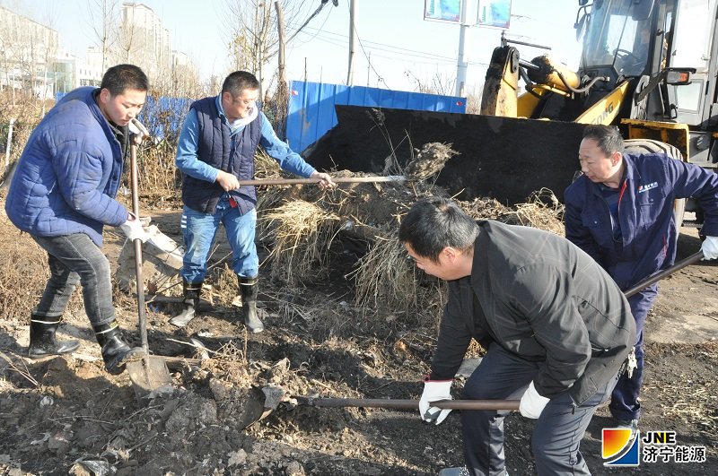 2019年12月27日，花园煤矿组织青年志愿者义务清扫矿区外运煤路，迎接新年的到来。.JPG