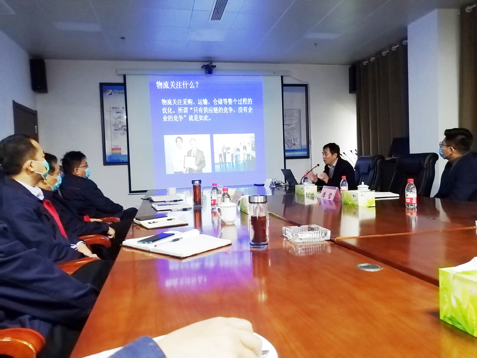 2港航、物流规划与管理专家乐美龙到济矿物流讲课（王传钧 手机摄）.jpg