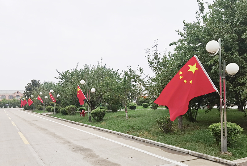 1632823555420513.jpg 2021年9月27日,义桥煤矿一面面五星红旗在矿区迎风飘扬,红红火火喜迎国庆节的到来。(李平 摄) (6).jpg