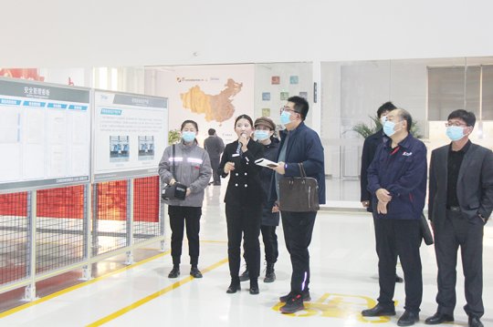 新华社记者到精密制造产业园调研参观