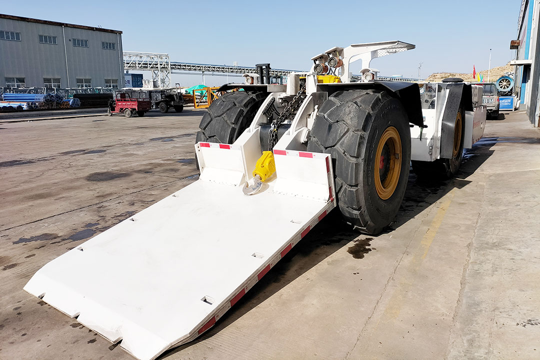 1638431128991014.jpg 2021年12月2日朱家峁煤矿铲板式搬运车 助推机械化水平再提升(曹晨摄).jpg