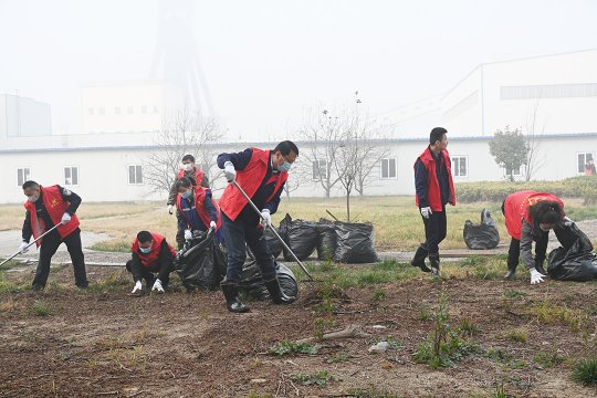 霄云煤矿开展义务劳动构建文明矿区