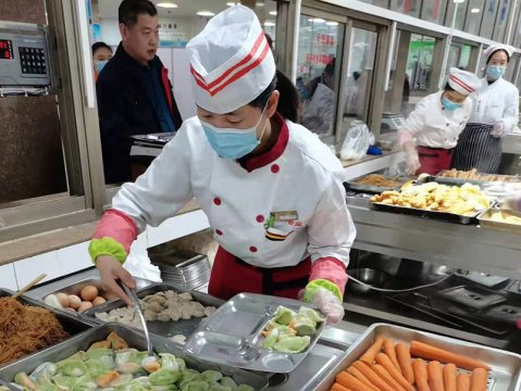 霄云煤矿：包饺子  迎冬至