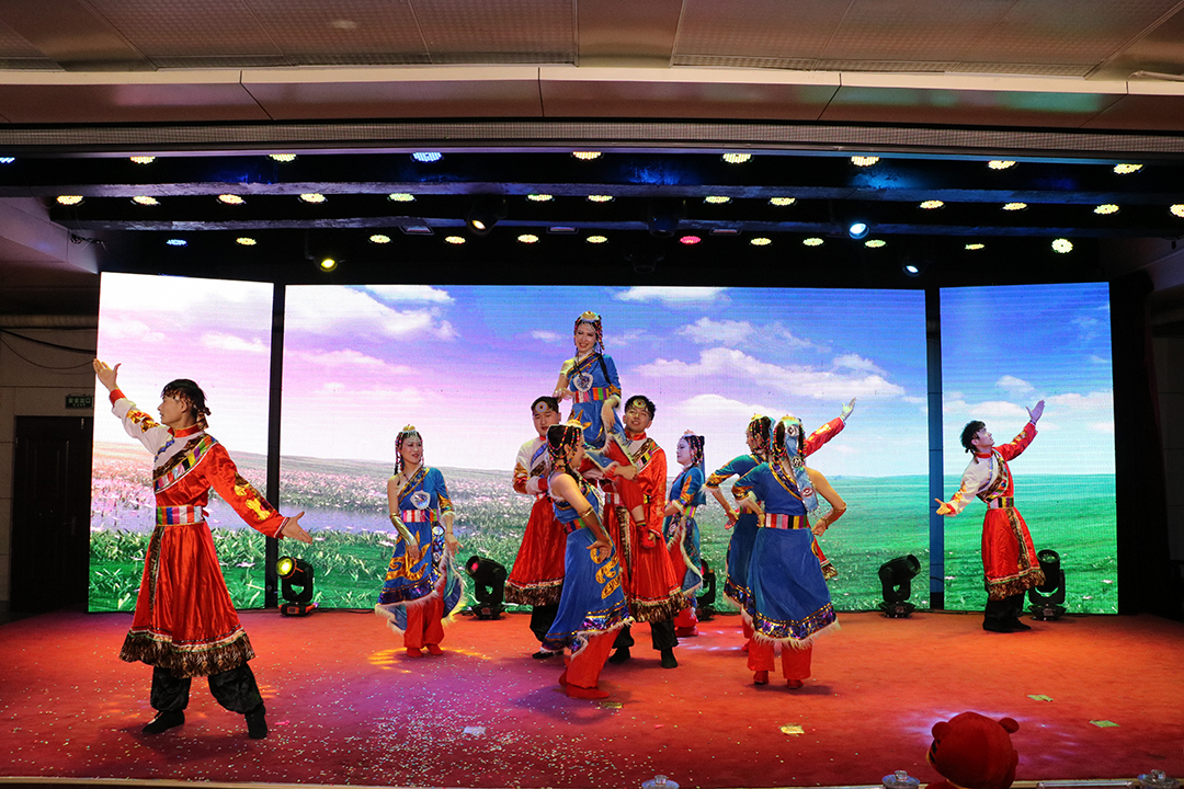 1642234435346112.jpg 2022年1月13日,义桥煤矿举办“乘风破浪再突破,披荆斩棘创辉煌”迎新春文艺联欢会。(李平 摄) (2).jpg