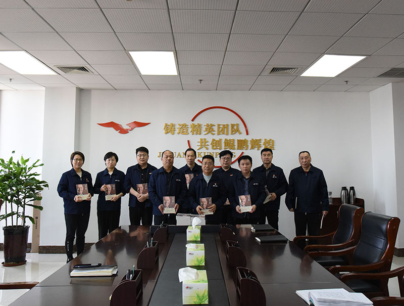 鲲鹏公司：打造千亿级集团 我来担当我来干 鲲鹏公司开展读书日总经理赠书活动（薛皛皛）.JPG