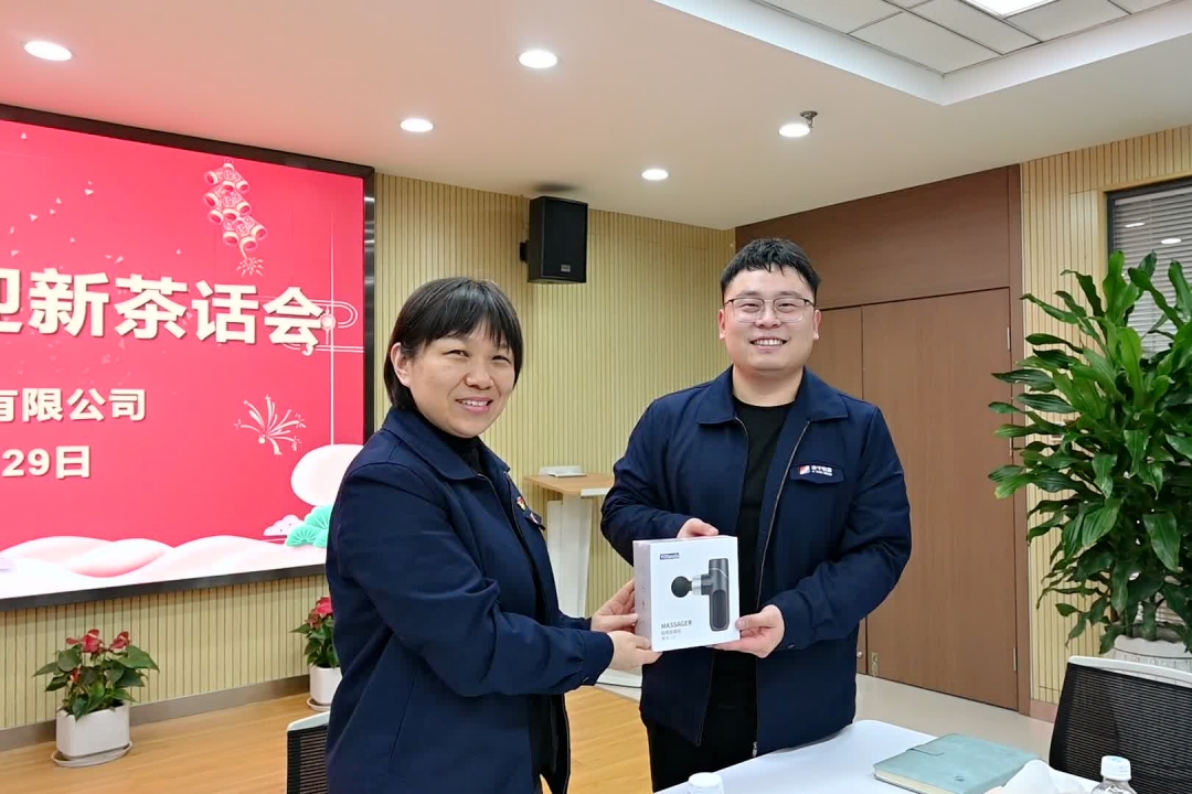 1703928592814548.jpg 刘总颁奖给立鑫-网站.jpg