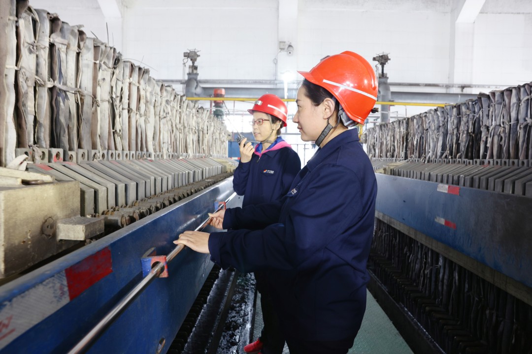 1735893854962276.jpg 洗煤厂的奋进青年。洗煤厂 周冰凌 摄影 (1)_副本.jpg