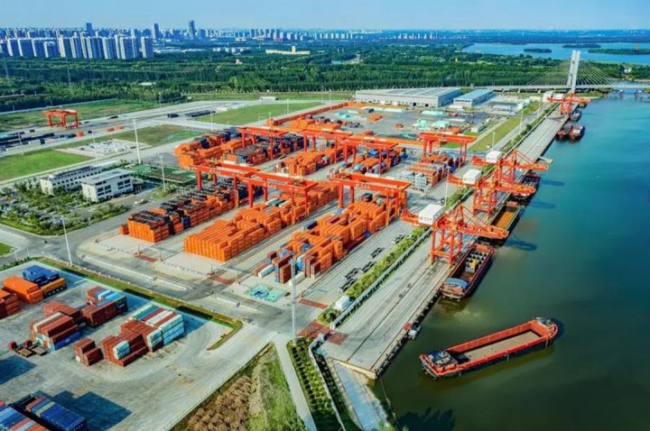 龙拱港单月集装箱吞吐量突破35800标箱，创历史新高