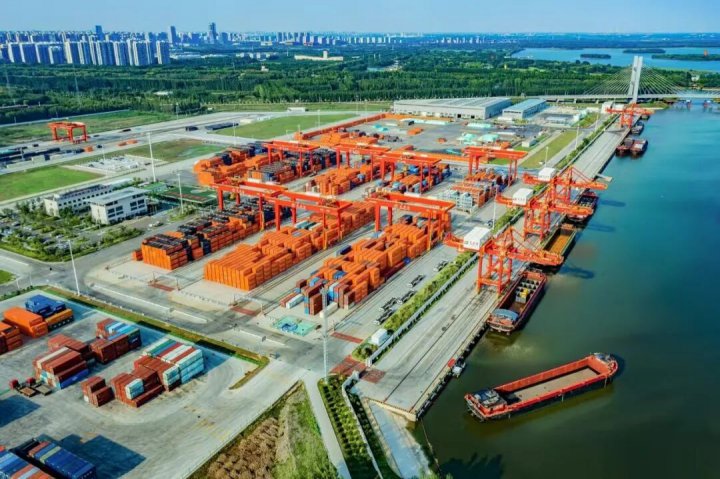 龙拱港单月集装箱吞吐量突破4万标箱