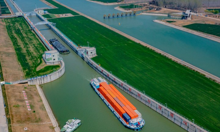 中交润杨水运集装箱量突破30万标箱