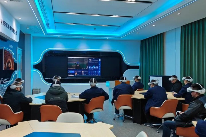霄云煤矿以“VR体验”警示教育助力安监队伍建设