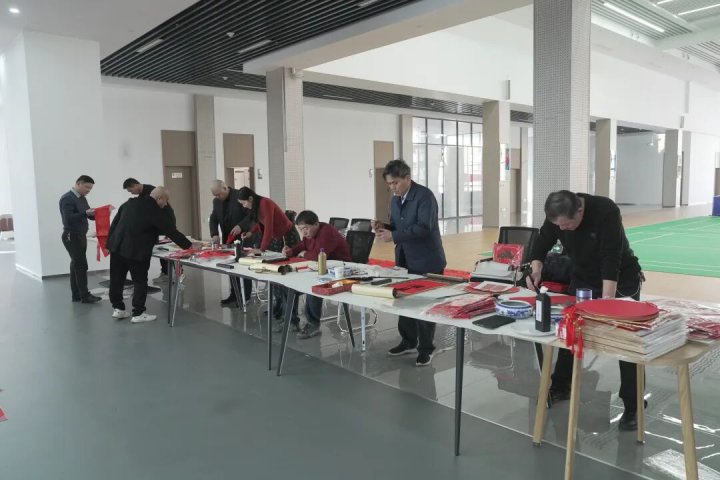 乐鱼手机站登录入口-乐鱼online（中国）
书画协会开展写春联送祝福活动