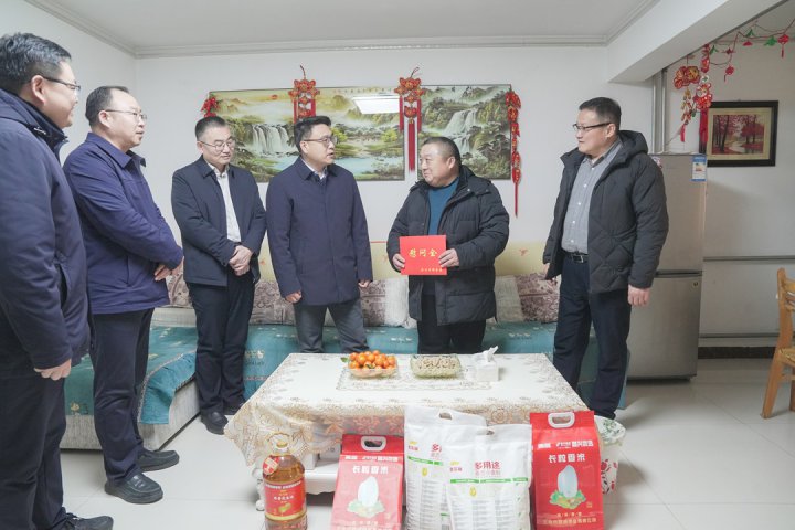 市国资委领导走访慰问乐鱼手机站登录入口-乐鱼online（中国）
困难党员、老干部家属